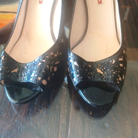 Prada Patent leather Laser Cut Floral Design Peekaboo Heel - Picture 5 of 12